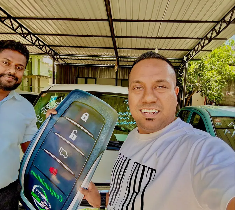 Happy Supuni Motors customer receiving their vehicle key